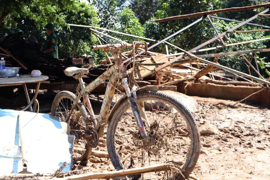 Nhà bị cuốn trôi, xe đạp để đến trường của anh em Mùa đã bị hư hỏng. Nhà bị cuốn trôi, xe đạp để đến trường của anh em Mùa đã bị hư hỏng.