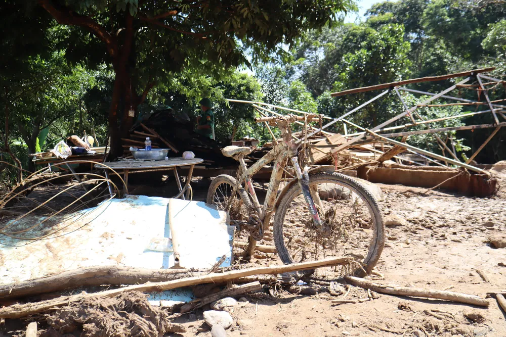 Nhà cửa, sách vở bị lũ cuốn, hàng ngàn học sinh ở Kỳ Sơn chưa thể đến trường học. Nhà cửa, sách vở bị lũ cuốn, hàng ngàn học sinh ở Kỳ Sơn chưa thể đến trường học.