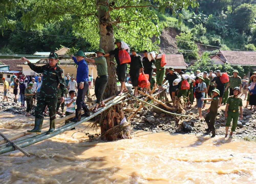 Cán bộ, chiến sĩ lực lượng vũ trang vào với bản Sơn Hà. Cán bộ, chiến sĩ lực lượng vũ trang vào với bản Sơn Hà.