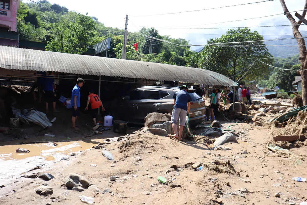 Nhà để xe của trường học ở Tà Cạ cũng ngổn ngang sau lũ. Nhà để xe của trường học ở Tà Cạ cũng ngổn ngang sau lũ.