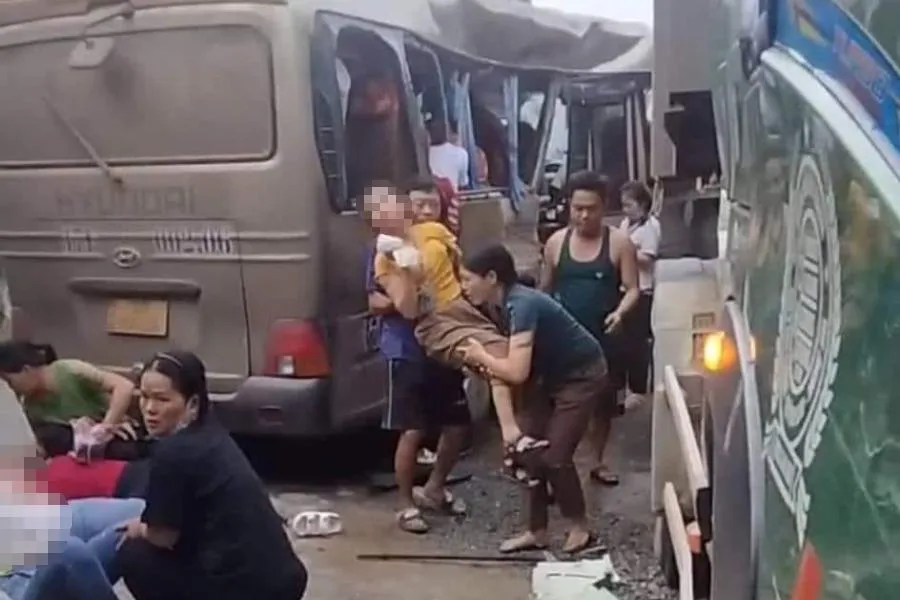 Hiện trường vụ tai nạn, người dân đưa các nữ công nhân xuống khỏi xe khách để lên xe cứu thương đi cấp cứu. Ảnh: CTV.