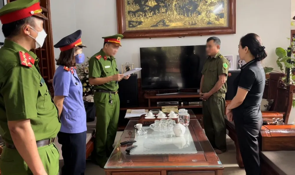 Tống đạt quyết định khởi tố bị can Hoàng Thị Hương Thảo. Ảnh: CA. Tống đạt quyết định khởi tố bị can Hoàng Thị Hương Thảo. Ảnh: CA.