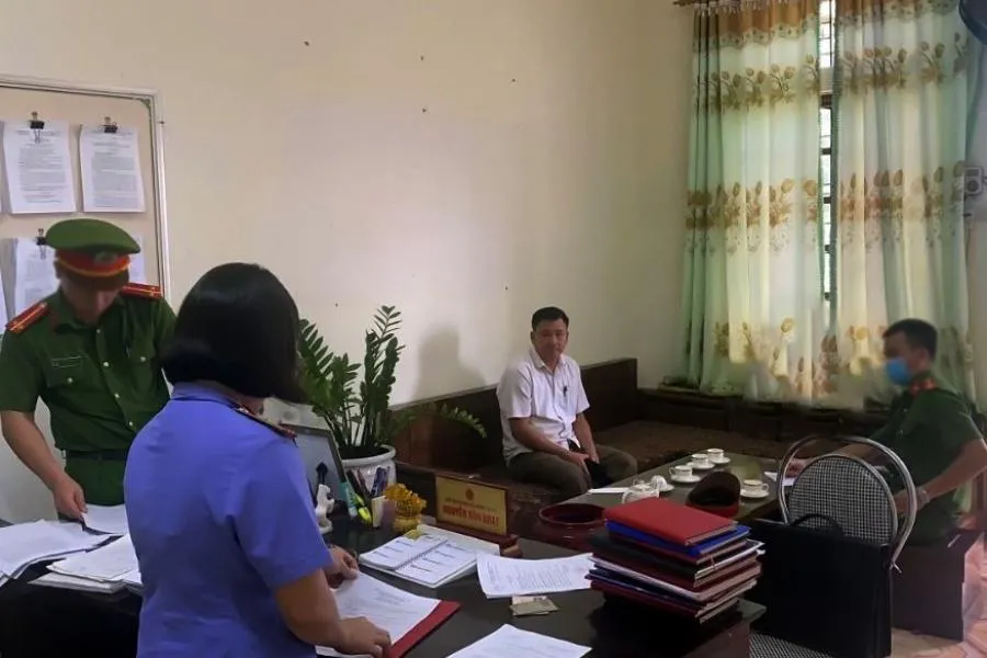 Cơ quan chức năng khám xét phòng làm việc của Nguyễn Văn Hoạt. Ảnh: CA. Cơ quan chức năng khám xét phòng làm việc của Nguyễn Văn Hoạt. Ảnh: CA.