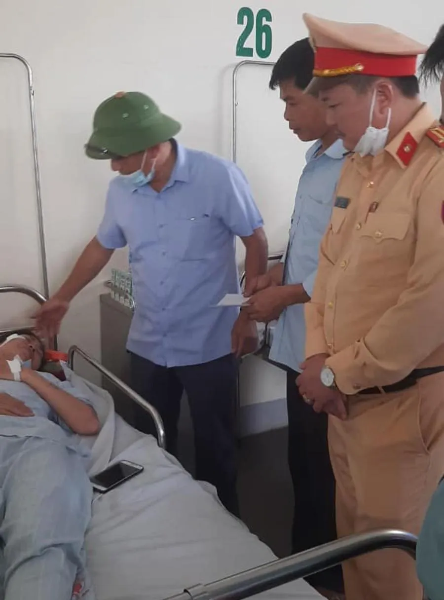 Lãnh đạo UBND huyện Tân Kỳ và cơ quan chức năng thăm hỏi, động viên các nạn nhân trong vụ tai nạn. Ảnh: THTK.