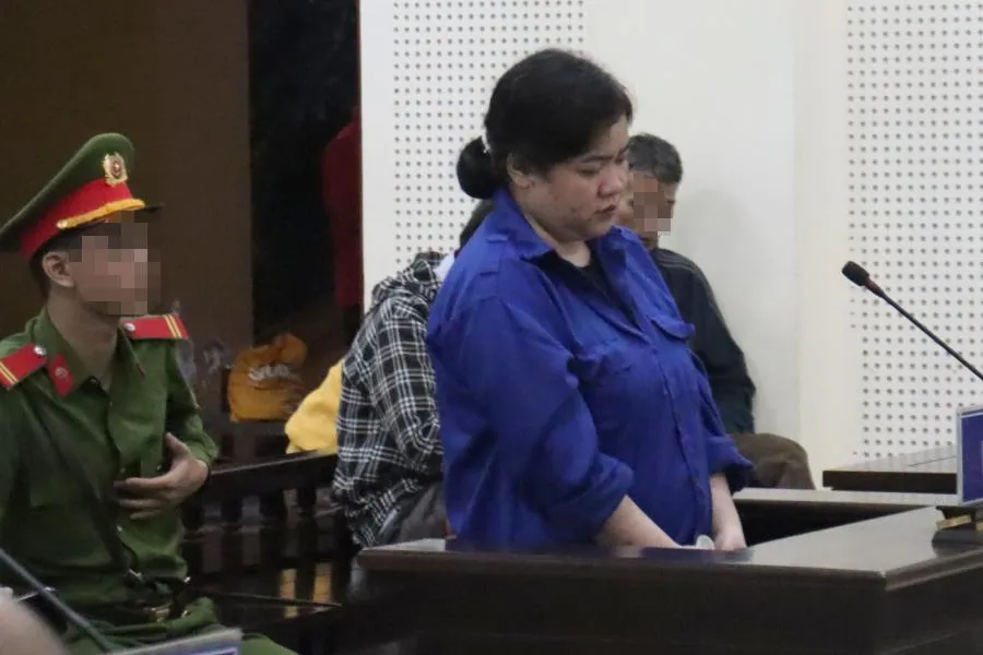 Bị cáo Lê Thị Lưu tại phiên tòa sơ thẩm chiều 10-10. Bị cáo Lê Thị Lưu tại phiên tòa sơ thẩm chiều 10-10.