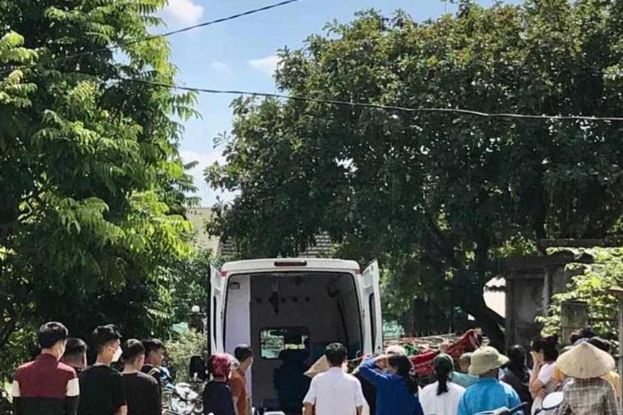 Người dân, học sinh bàng hoàng trước cái chết của em T. Ảnh: DHS