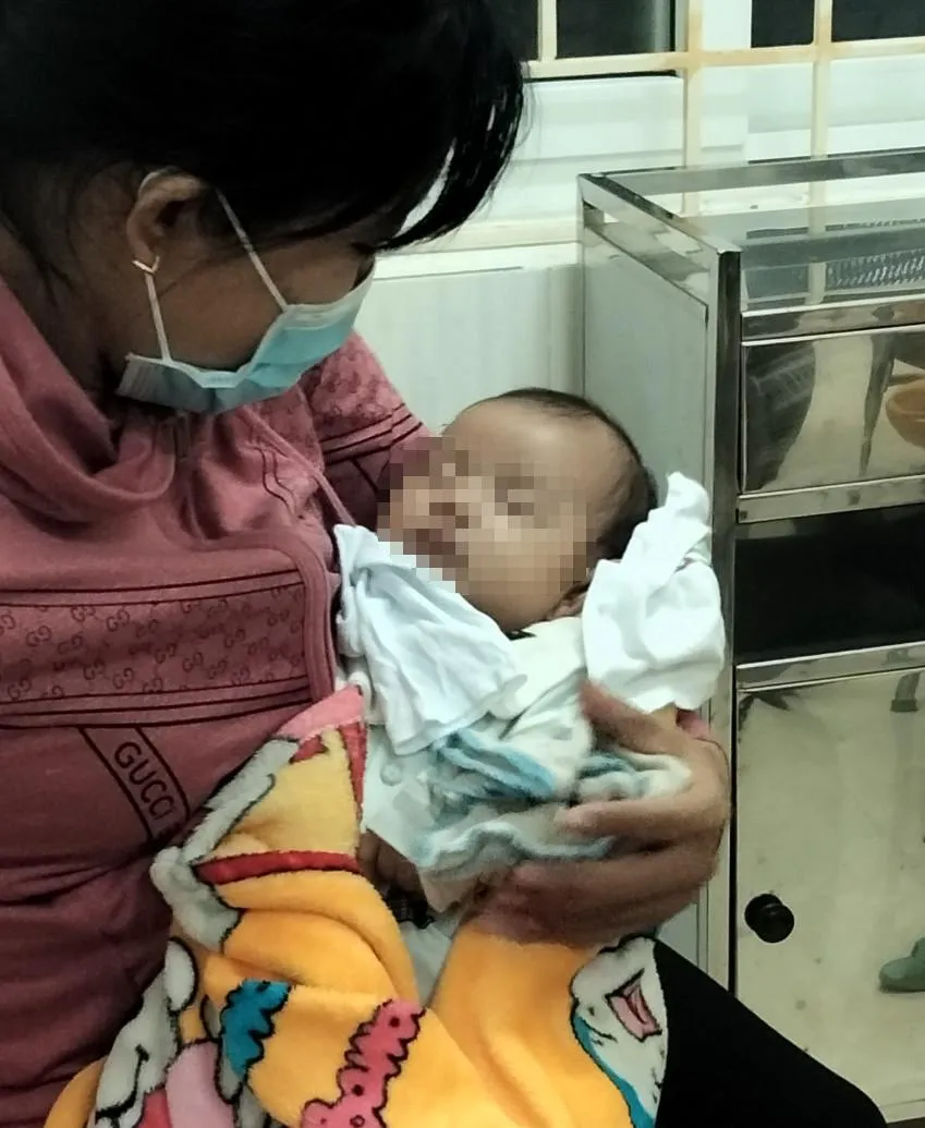 Cháu bé sơ sinh bị bỏ rơi đang được người dân cưu mang, chăm sóc. Cháu bé sơ sinh bị bỏ rơi đang được người dân cưu mang, chăm sóc.