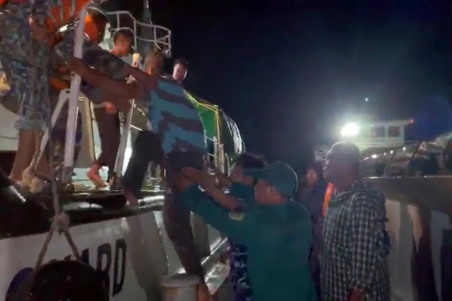 Một ngư dân được cứu và đưa lên tàu CSB 3006. Ảnh: ĐL