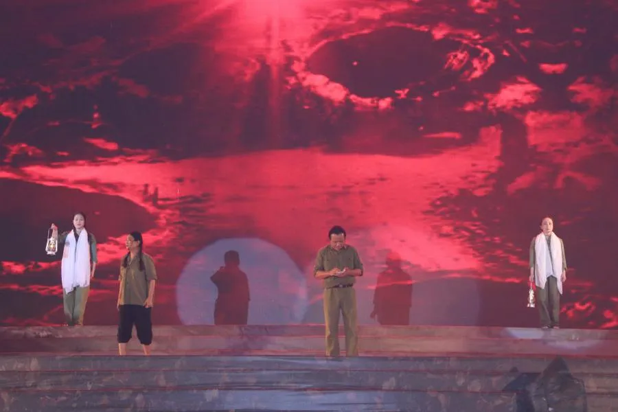 Hoạt cảnh hát kịch &quot;Bình minh đỏ&quot;.