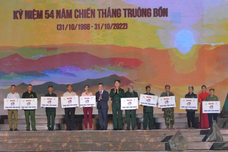 Đại tướng Lương Cường- Chủ nhiệm Tổng cục Chính trị Quân đội nhân dân Việt Nam và ông Lê Quốc Minh- Tổng biên tập Báo Nhân dân trao tặng 10 ngôi nhà tình nghĩa cho các gia đình có hoàn cảnh đặc biệt khó khăn.