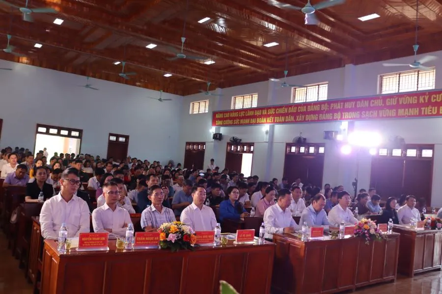 Các đại biểu và người dân tham dự Lễ hưởng ứng ngày pháp luật.