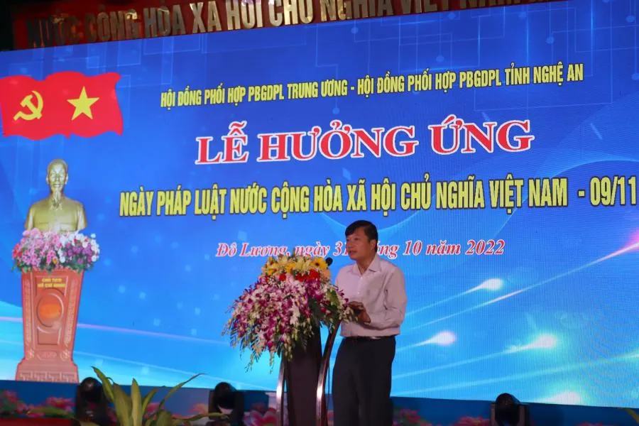 Ông Lê Hồng Vinh- Phó Chủ tịch Thường trực UBND tỉnh Nghệ An, Chủ tịch Hội đồng Phối hợp phổ biến, giáo dục pháp luật tỉnh Nghệ An phát biểu.
