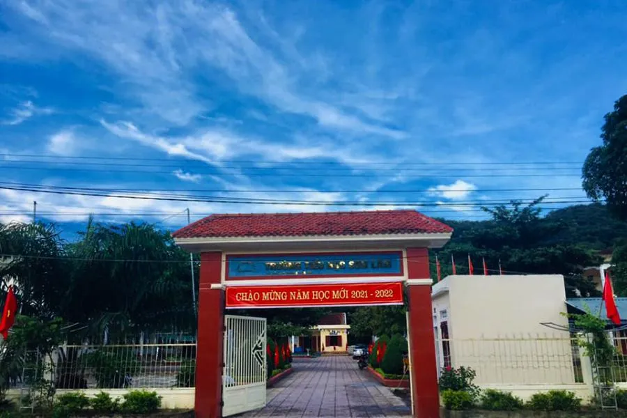 Cổng Trường tiểu học Sơn Lâm. Ảnh: ĐL