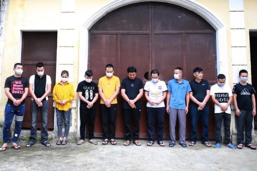 Các bị can bị bắt giữ. Ảnh: CA