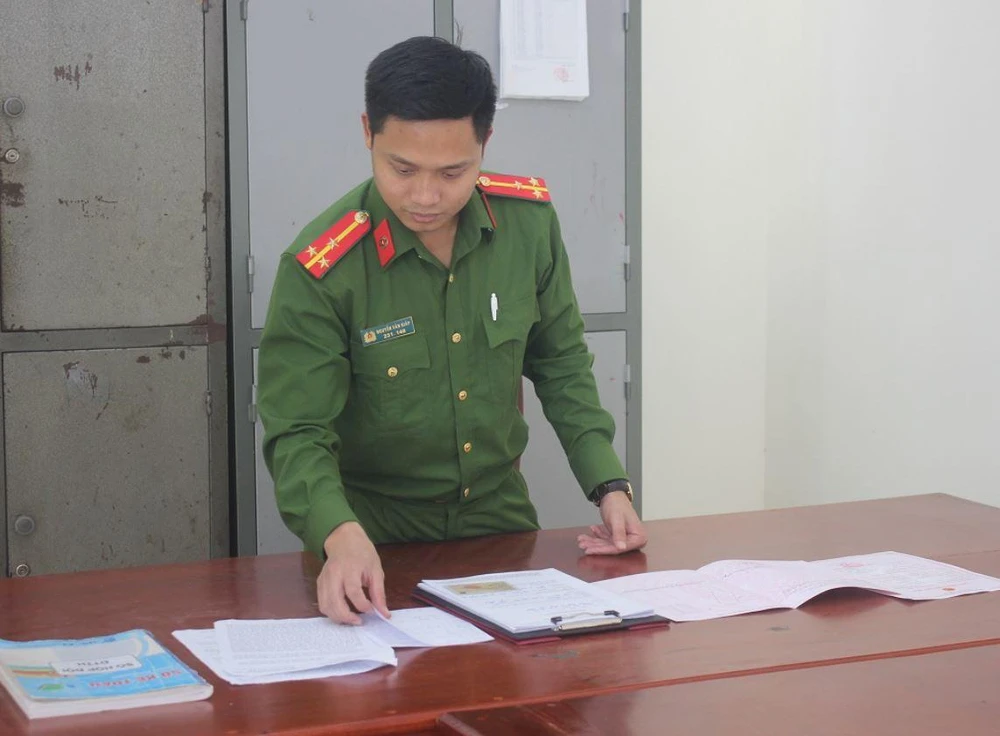 Cán bộ công an kiểm tra tang vật của vụ án. Ảnh: CA