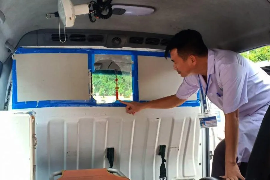 Chiếc xe cứu thương mang BKS 38A-002.07 bị đập vỡ tấm kính chắn giữa buồng lái và khoang chở bệnh nhân. Ảnh: HT