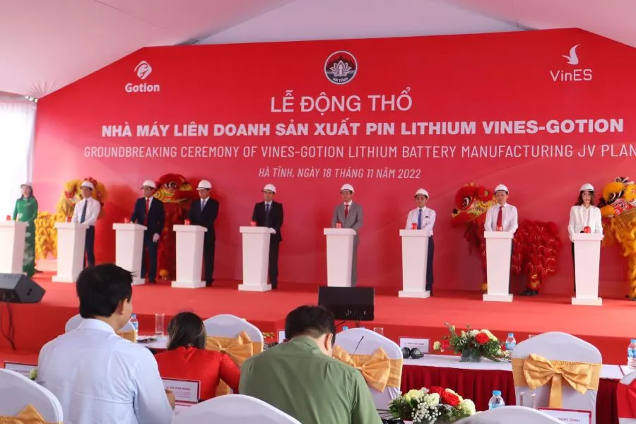 Các đại biểu ấn nút khởi công.