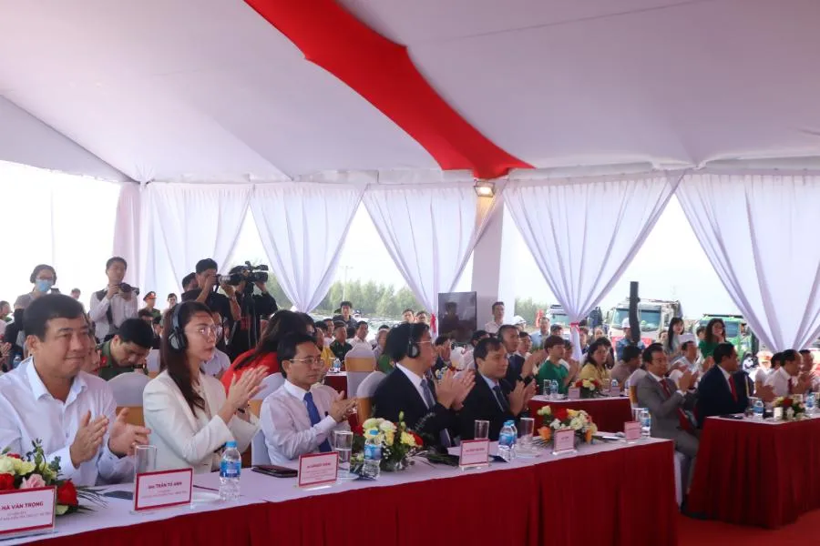 Các đại biểu tại buổi lễ.