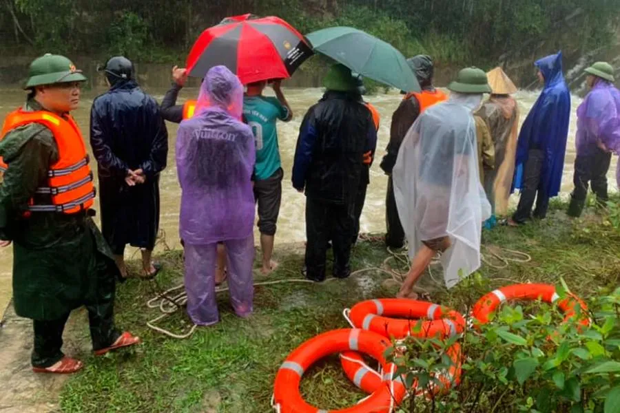 tim-nguoi-truot-chan-mat-tich-nghe-an