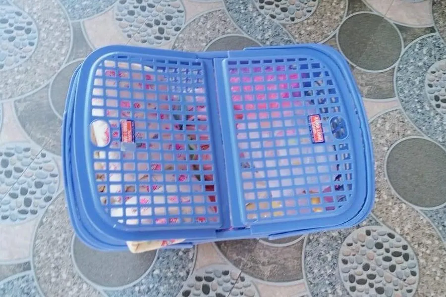 Giỏ nhựa đựng quần áo của bé gái. Giỏ nhựa đựng quần áo của bé gái.