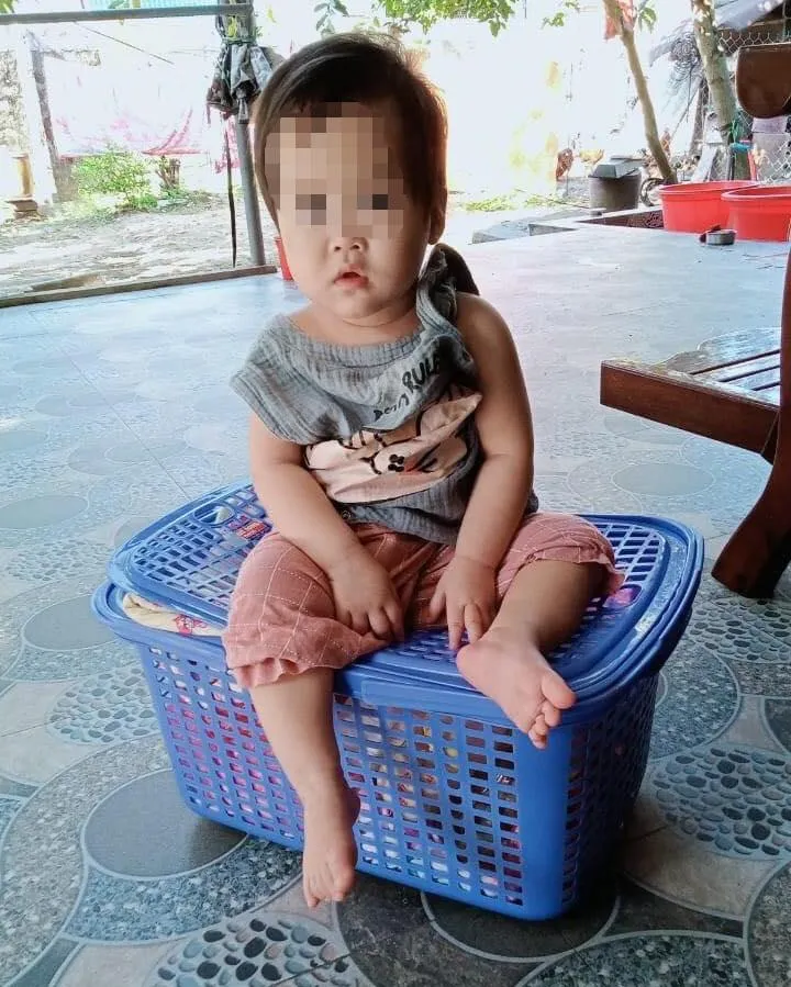 Bé gái gần tròn 1 tuổi bị bỏ rơi. Bé gái gần tròn 1 tuổi bị bỏ rơi.