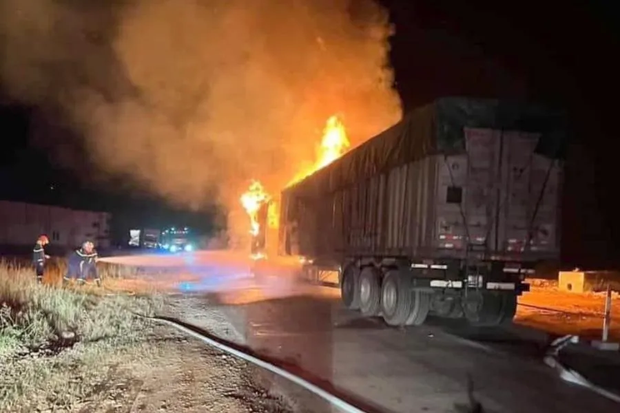 Đầu xe chở container bốc cháy trên quốc lộ 7A.