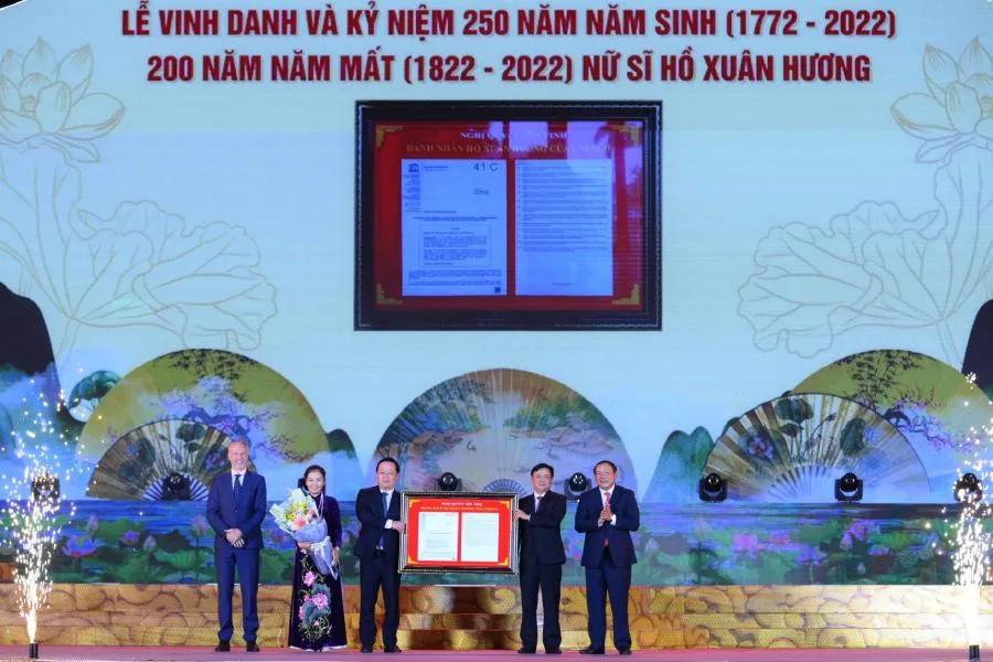 Ông Christian Manhart - Trưởng Đại diện UNESCO tại Việt Nam đã trao Nghị quyết vinh danh Nữ sĩ Hồ Xuân Hương đến Bộ trưởng Bộ Văn hóa, Thể thao và Du lịch Nguyễn Văn Hùng và lãnh đạo tỉnh Nghệ An. Ông Christian Manhart - Trưởng Đại diện UNESCO tại Việt Nam đã trao Nghị quyết vinh danh Nữ sĩ Hồ Xuân Hương đến Bộ trưởng Bộ Văn hóa, Thể thao và Du lịch Nguyễn Văn Hùng và lãnh đạo tỉnh Nghệ An.