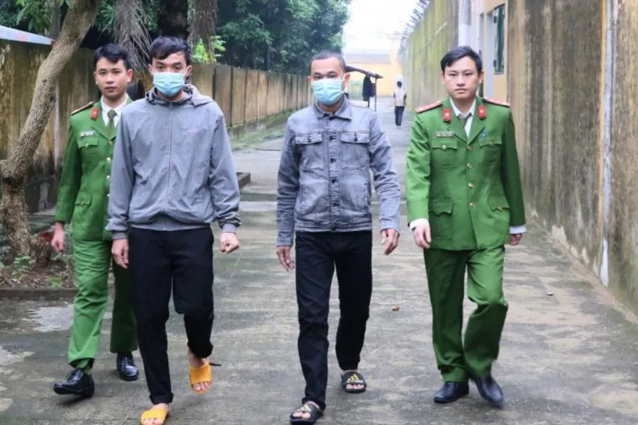 Công an dẫn giải bị can Nguyễn Công Anh và Trần Văn Công. Ảnh: CA. Công an dẫn giải bị can Nguyễn Công Anh và Trần Văn Công. Ảnh: CA.