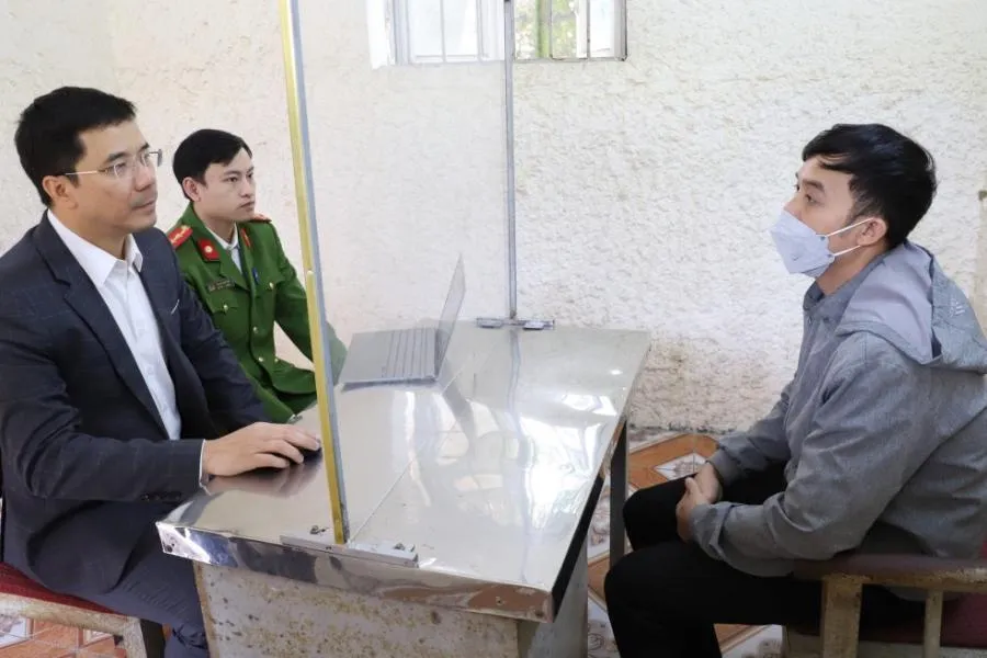 Thượng tá Nguyễn Hồng Phong- Giám đốc Công an tỉnh Hà Tĩnh trực tiếp thẩm vấn Nguyễn Công Anh. Ảnh: CA. Thượng tá Nguyễn Hồng Phong- Giám đốc Công an tỉnh Hà Tĩnh trực tiếp thẩm vấn Nguyễn Công Anh. Ảnh: CA.