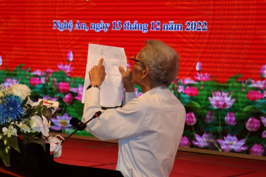 Ông Trương Đình Tuyển, nguyên Bộ trưởng Bộ Thương mại, nguyên Bí thư Tỉnh ủy Nghệ An phát biểu, đưa hình vẽ về thể chế và môi trường kinh doanh tại buổi Tọa đàm.