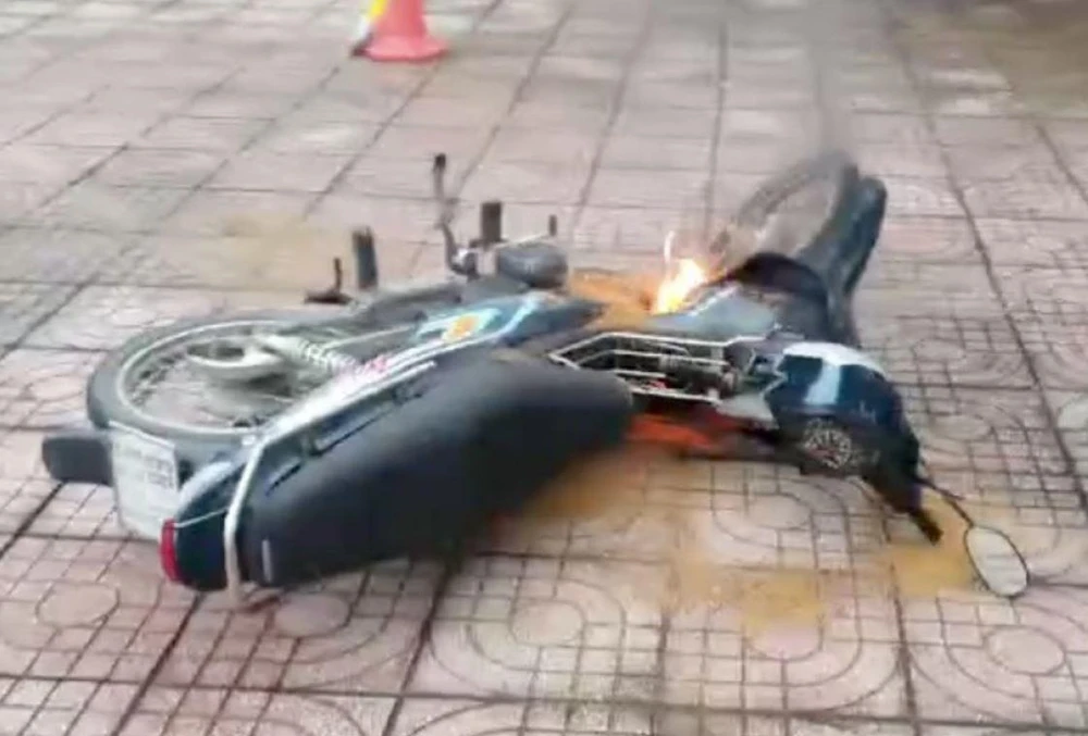 Chiếc xe máy bị đốt cháy