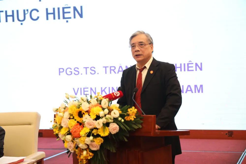 PGS-TS Trần Đình Thiên trình bày tham luận tại Hội thảo.