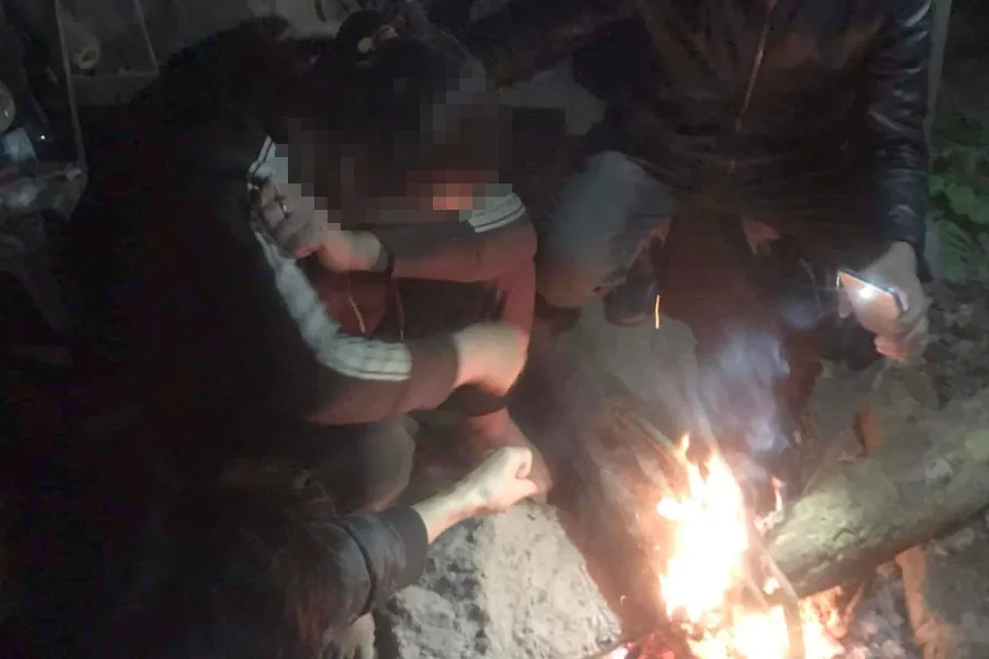 Lực lượng chức năng và người dân đốt củi trong đêm lạnh để chị H tỉnh trở lại. Lực lượng chức năng và người dân đốt củi trong đêm lạnh để chị H tỉnh trở lại.