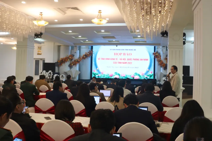 Quang cảnh buổi họp báo về tình hình kinh tế, xã hội, quốc phòng, an ninh của tỉnh Nghệ An. Ảnh: ĐẮC LAM.