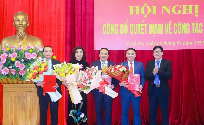 Ông Nguyễn Văn Thông- Phó Bí thư Thường trực Tỉnh ủy Nghệ An (ngoài cùng bên phải) chúc mừng các ông Nguyễn Xuân Đức, ông Dương Đình Chỉnh, bà Nguyễn Thị Hồng Hoa, ông Phạm Hồng Quang (từ trái qua). Ảnh: NTV.