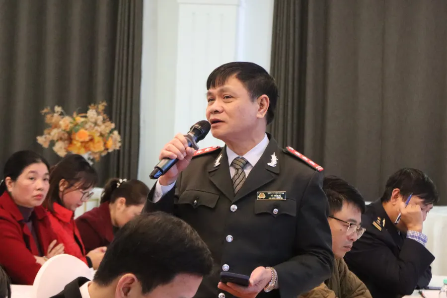 Ông Tô Hiền Đệ- Phó Chánh Thanh tra tỉnh Nghệ An trả lời các câu hỏi của các nhà báo tại buổi họp báo. Ảnh: ĐẮC LAM.