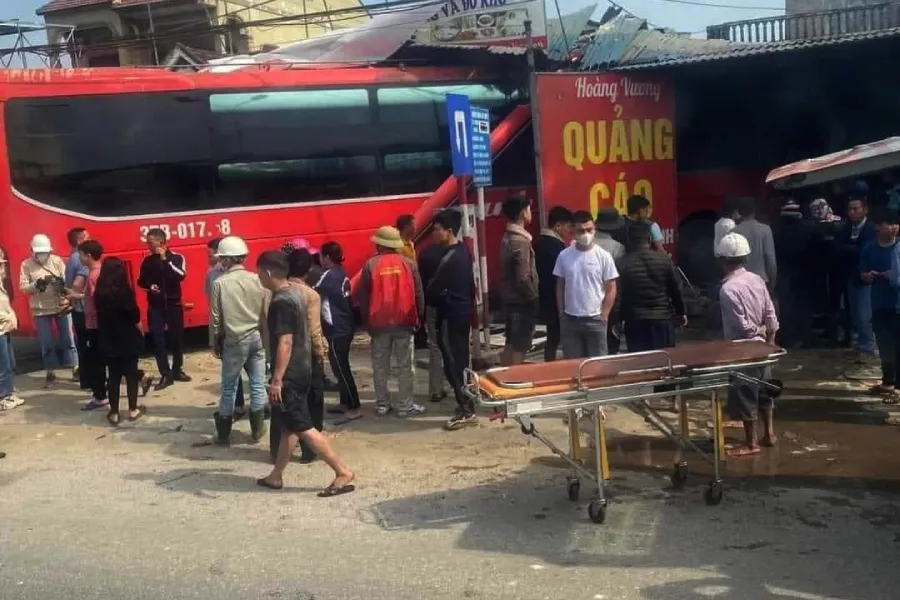 Chiếc xe khách tiếp tục lao sang trái đường, đâm vào tường nhà dân bên quốc lộ 1A. Chiếc xe khách tiếp tục lao sang trái đường, đâm vào tường nhà dân bên quốc lộ 1A.