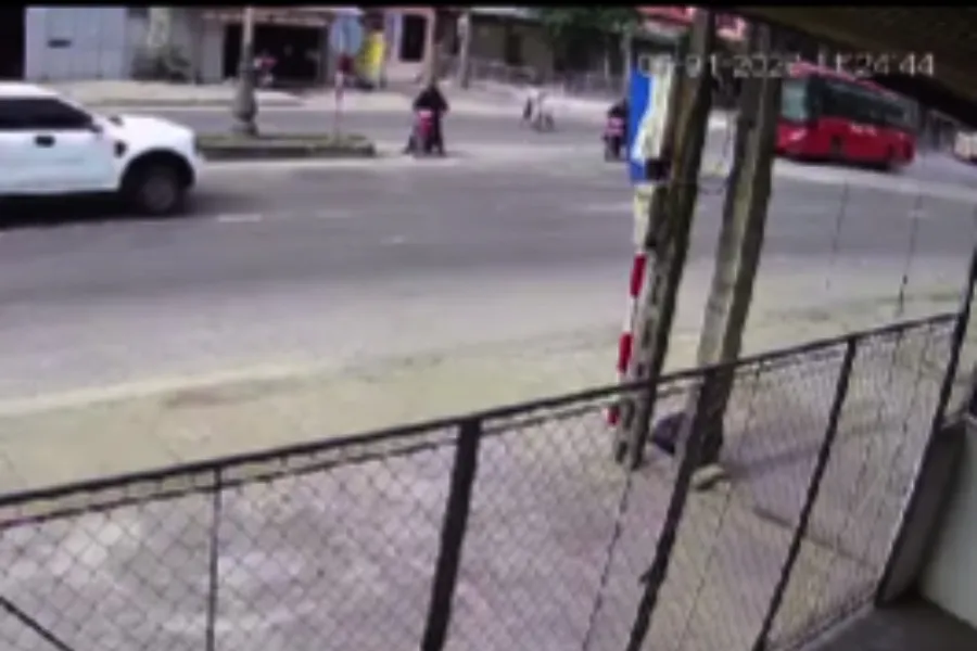 Trích xuất camera bên quốc lộ 1A cho thấy có người đi xe máy (mặc áo màu trắng) từ trong ngõ đi lao ra đường không dừng lại quan sát, trong khi xe khách đang chạy tới. Trích xuất camera bên quốc lộ 1A cho thấy có người đi xe máy (mặc áo màu trắng) từ trong ngõ đi lao ra đường không dừng lại quan sát, trong khi xe khách đang chạy tới.