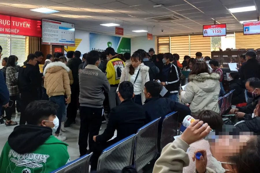 Rất đông người dân ngồi chờ làm thủ tục giấy tờ, hồ sơ.