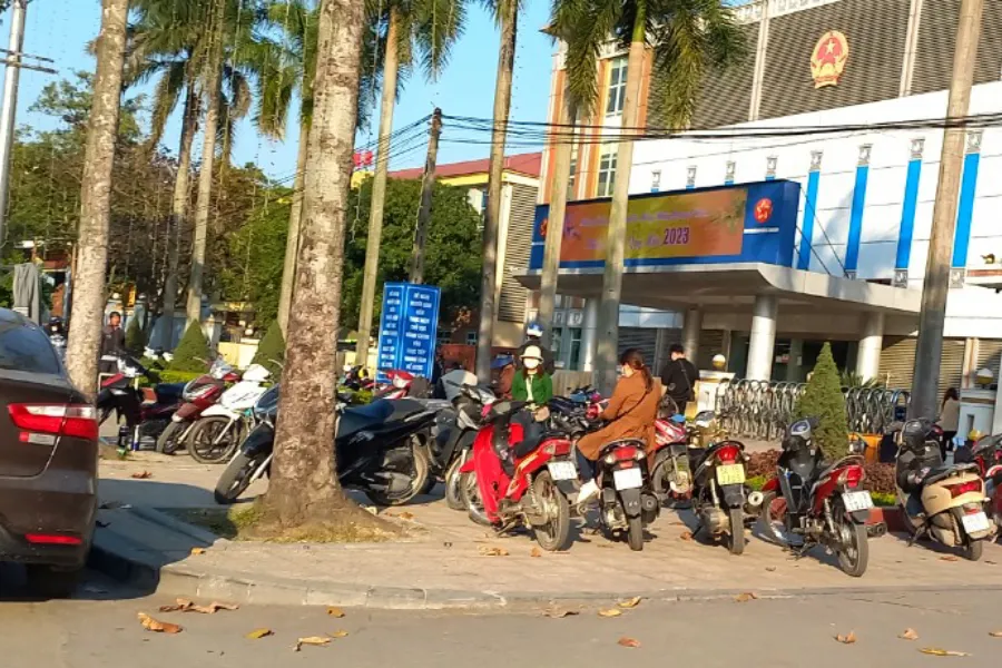 Bên ngoài cổng Trung tâm phục vụ hành chính công tỉnh Nghệ An.