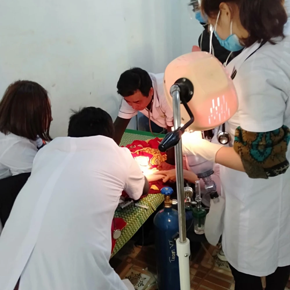 Các bác sĩ và điều dưỡng cố gắng đã cứu sống bé K. Ảnh: ĐL