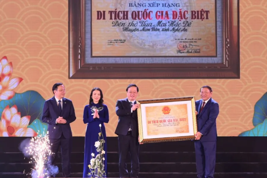 Bộ trưởng Bộ VH-TT&amp;DL Nguyễn Văn Hùng trao Bằng xếp hạng di tích Quốc gia đặc biệt Đền thờ Vua Mai Hắc Đế đến lãnh đạo tỉnh Nghệ An.