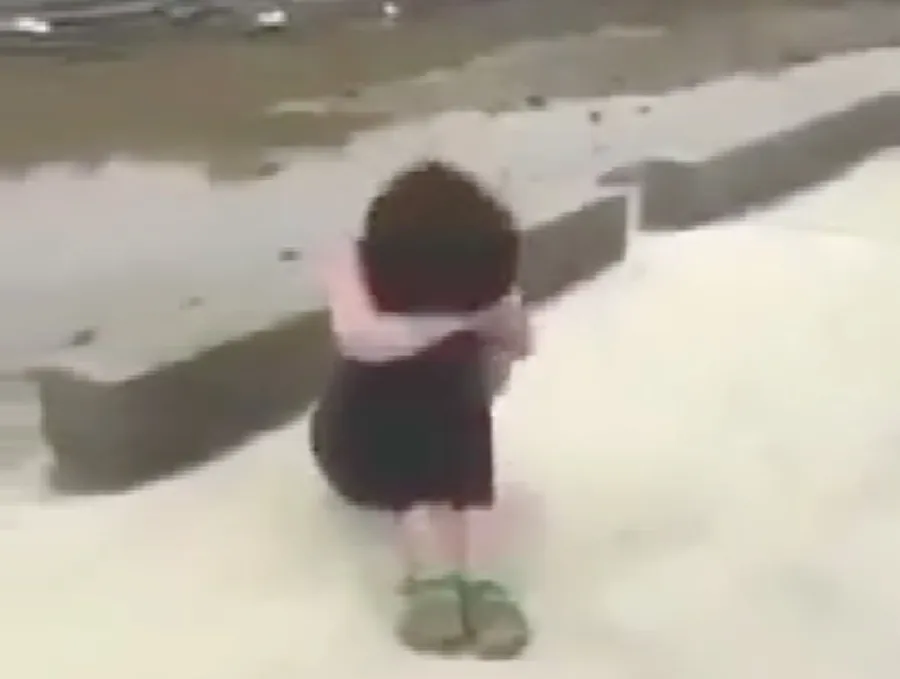 Nữ sinh 13 tuổi ở huyện Quỳnh Lưu, Nghệ An bị nhóm bạn đánh, lột áo làm nhục trong sự thờ ơ của nhiều học sinh khác. Ảnh cắt từ video clip.