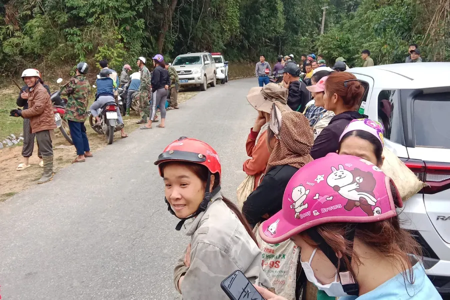 Nhiều người dân đứng dưới bìa rừng dõi theo lực lượng chức năng đi vào rừng làm rõ nguyên nhân voi chết.