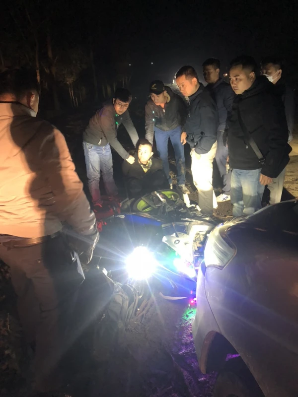 Anh và Tiệp chống đối cảnh sát và bỏ chạy nhưng đã bị bắt trong đêm.