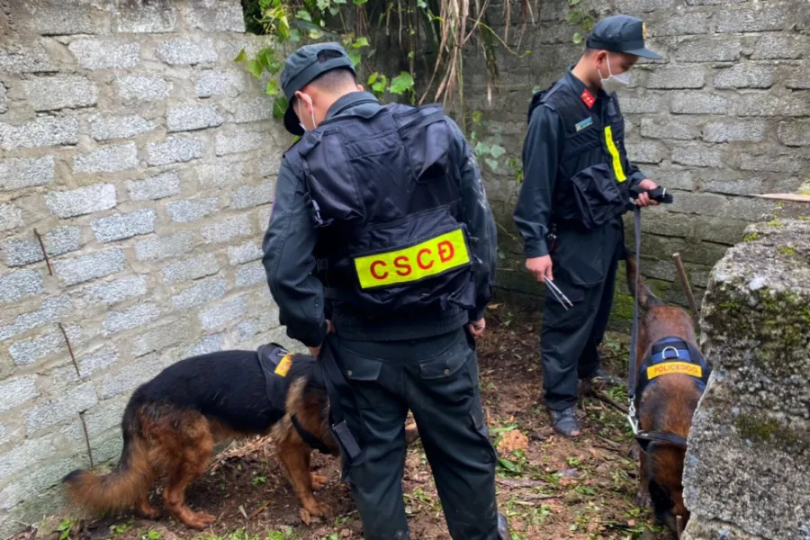 Phòng Cảnh sát cơ động, Công an tỉnh Hà Tĩnh đưa chó nghiệp vụ đến đánh hơi tìm ma túy. Ảnh: CA Phòng Cảnh sát cơ động, Công an tỉnh Hà Tĩnh đưa chó nghiệp vụ đến đánh hơi tìm ma túy. Ảnh: CA