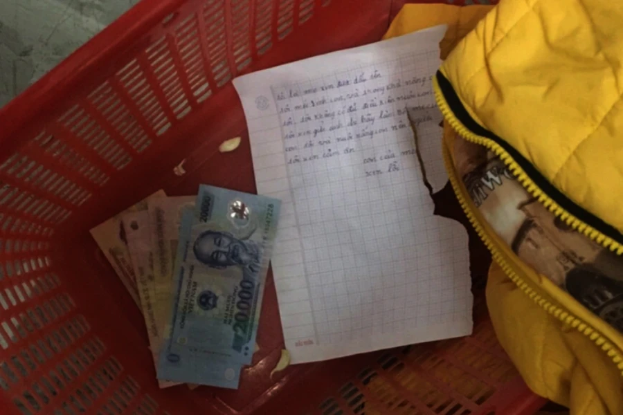 Em bé bị bỏ rơi cùng tấm giấy và 340 ngàn đồng.