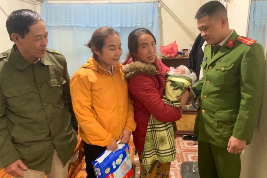 Công an bàn giao bé sơ sinh bị bỏ rơi cho trạm y tế cùng người dân chăm sóc.