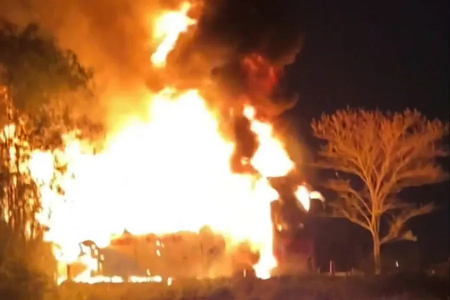 Lửa bao trùm cả chiếc xe giường nằm, bốc lên dữ dội. Ảnh: ĐL