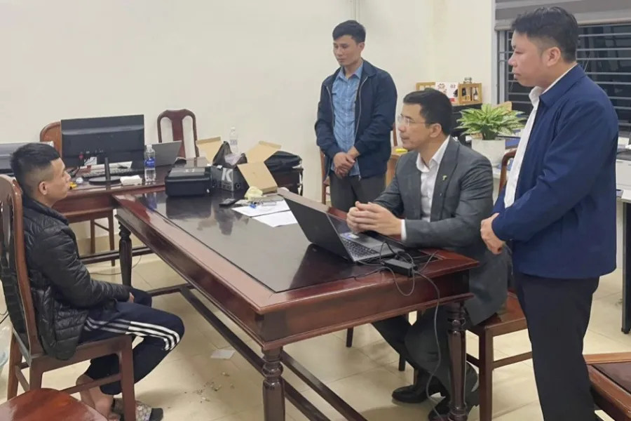 Thượng tá Nguyễn Hồng Phong, Giám đốc Công an tỉnh trực tiếp lấy lời khai Đặng Tuấn Đạt. Thượng tá Nguyễn Hồng Phong, Giám đốc Công an tỉnh trực tiếp lấy lời khai Đặng Tuấn Đạt.